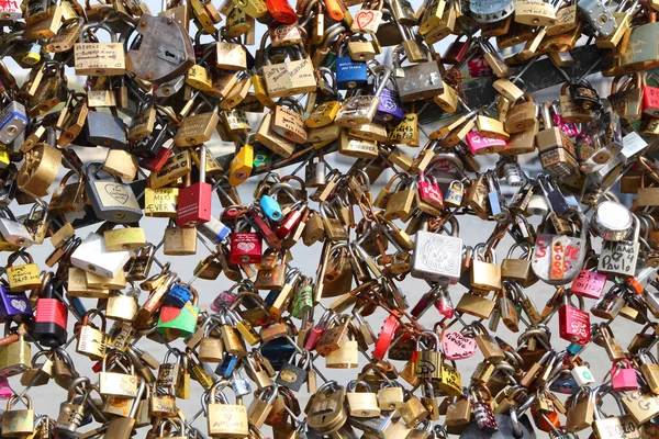 Köprüdeki asma kilitler