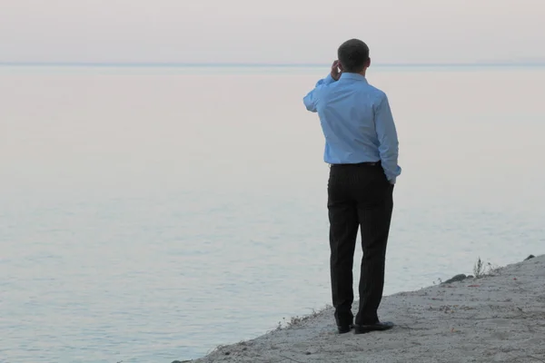 suya yakın telefonda konuşan adam