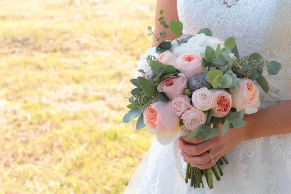 Bouquet da sposa in mano alla sposa — Foto Stock