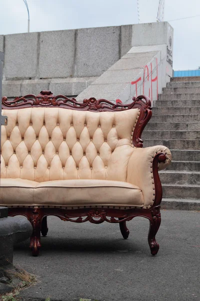 Merdivenlerden yakınındaki kanepe