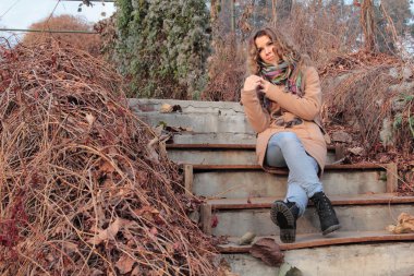 Genç, sonbahar parkta gülümseyen ve güzel kadın