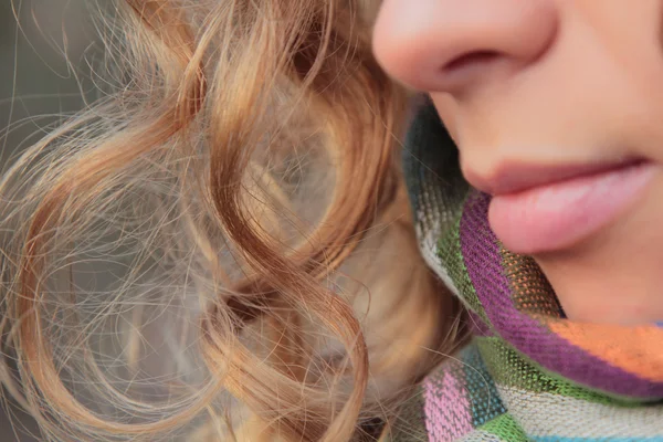 Genç, sonbahar parkta gülümseyen ve güzel kadın