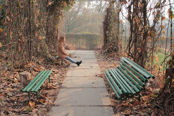 Jeune, souriante et jolie femme dans le parc d'automne — Photo