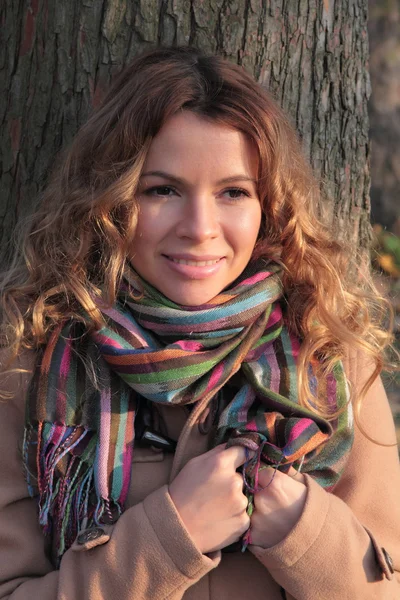 Genç, sonbahar parkta gülümseyen ve güzel kadın