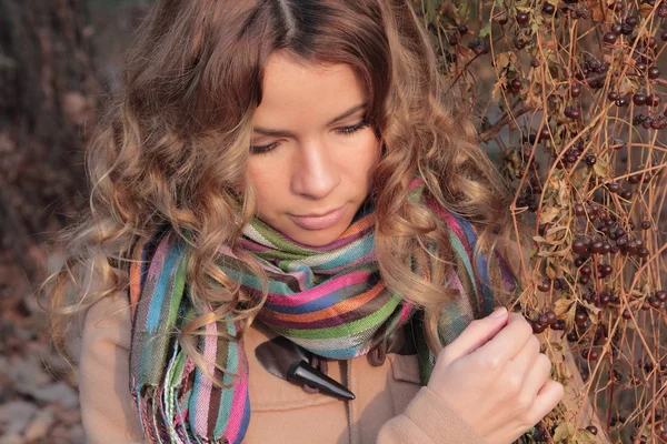 Mujer joven, sonriente y bonita en el parque de otoño —  Fotos de Stock