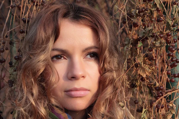 Genç, sonbahar parkta gülümseyen ve güzel kadın