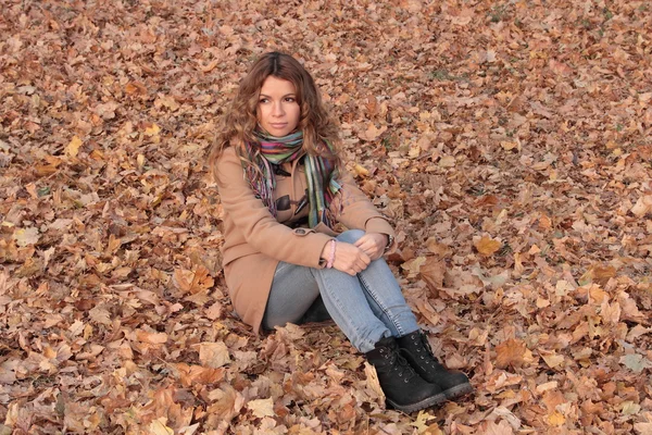 Mujer joven, sonriente y bonita en el parque de otoño —  Fotos de Stock