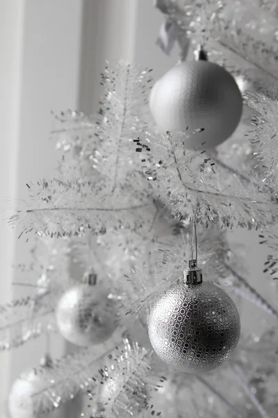Kerstmis en Nieuwjaar speelgoed en ballen in de boom — Stockfoto