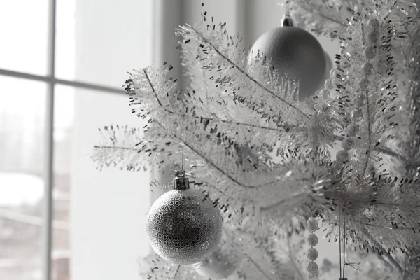 Kerstmis en Nieuwjaar speelgoed en ballen in de boom — Stockfoto