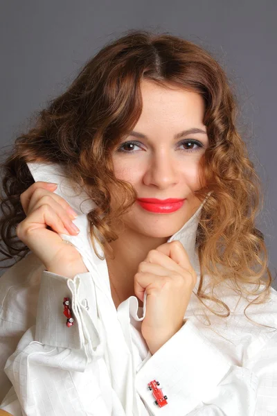 Yarış araba kol düğmeleri kırmızı ile Beyaz gömlekli genç kadın