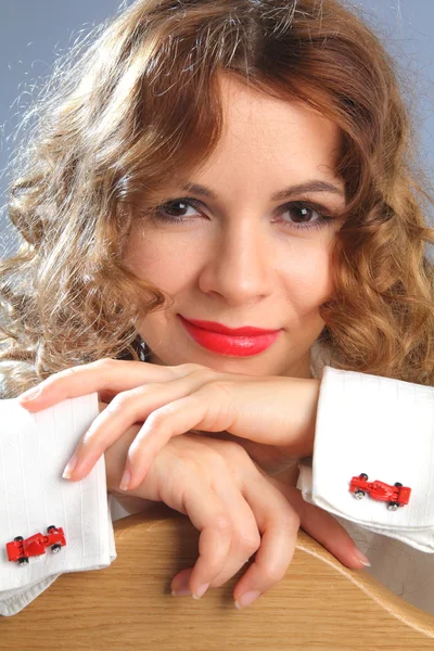 Молодая женщина в белой рубашке с красными запонками — стоковое фото