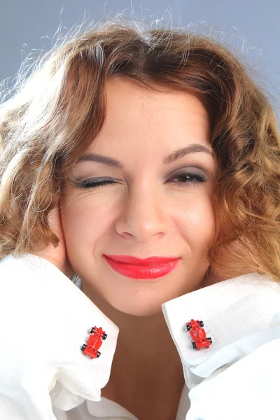 Yarış araba kol düğmeleri kırmızı ile Beyaz gömlekli genç kadın