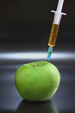 şırınga ile yeşil elma