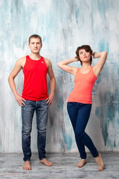 Young couple posing near the colorful wall — Stock Photo, Image