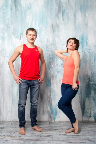 Young couple posing near the colorful wall — Stock Photo, Image
