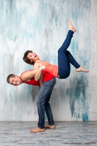 Genç çift renkli duvara yakın oynuyor