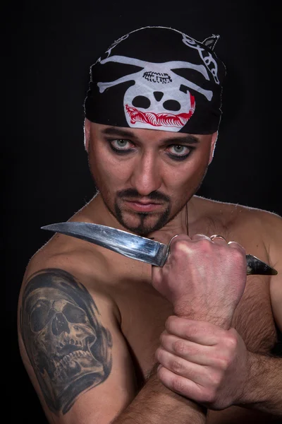 Adam siyah arka plan üzerine korsan olarak