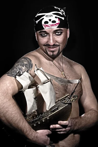 Adam siyah arka planda 