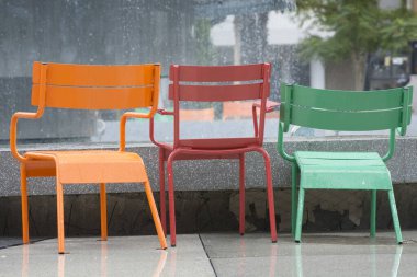 Dizengoff Meydanı Çeşmesinin yanındaki renkli ıslak sandalyeler, Tel Aviv, İsrail