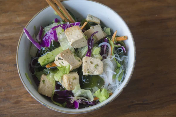 越南面沙拉 包含豆腐 瓦卡米海藻和胡萝卜 在碗里伺候 — 图库照片