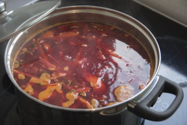 Ukrayna mutfağının en ünlü yemeklerinden biri olan ve ana malzemelerden biri olarak pancar kökü ile yapılan geleneksel ekşi borş çorbası tabağına özel kırmızı rengini verir.