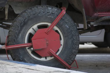 Kırmızı tekerlek kıskacını kapat