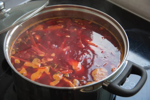 Una Pentola Bollente Zuppa Tradizionale Aspra Borscht Uno Dei Piatti — Foto Stock