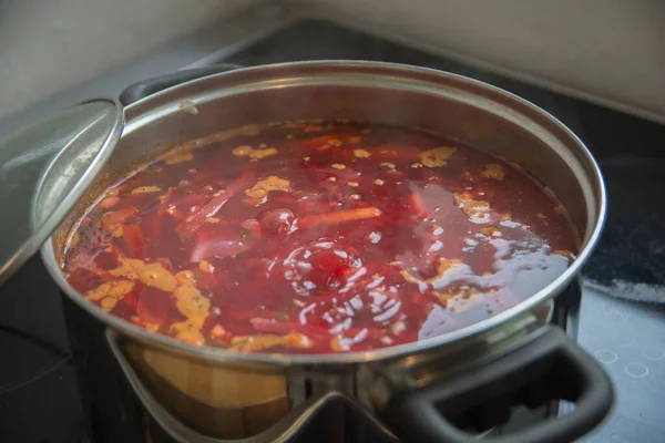 Una Pentola Bollente Zuppa Tradizionale Aspra Borscht Uno Dei Piatti — Foto Stock