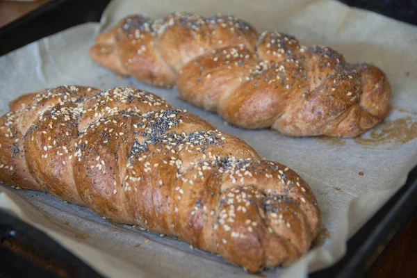Tradiční Pečený Chléb Challah Vyrobený Pšeničné Mouky Sezamem Mákem — Stock fotografie