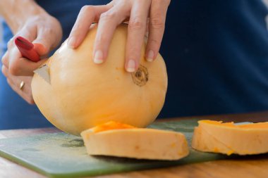 Mutfak bıçağı tereyağı ezmesi keserken kırılmış. 