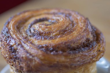 Tarçınlı çörek tabakta servis edilir.