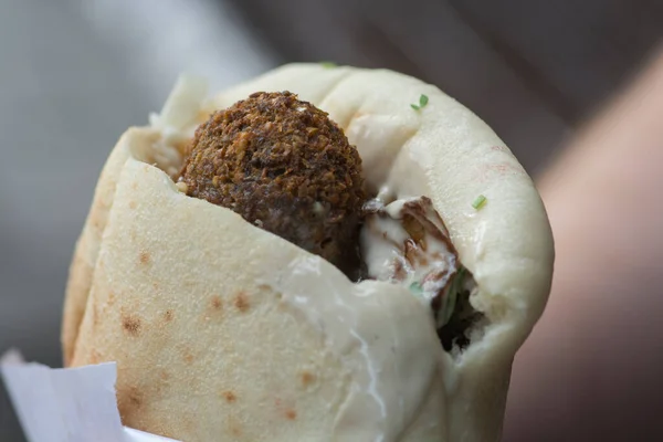 Tipik Bir Ortadoğu Yemeği Olan Falafel Pita Ekmeğine Yakından Bakın — Stok fotoğraf