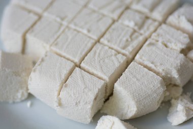 Ev yapımı Paneer, taze Hint süzme peyniri.