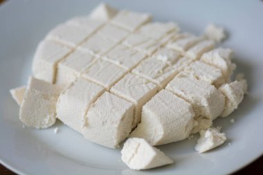 Ev yapımı Paneer, taze Hint süzme peyniri.
