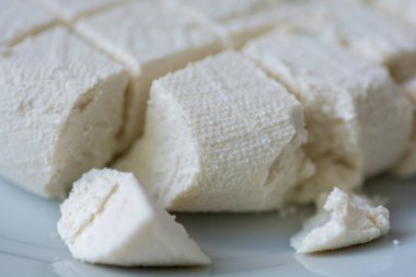 Ev yapımı Paneer, taze Hint süzme peyniri.