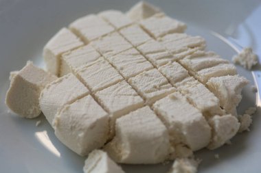 Ev yapımı Paneer, taze Hint süzme peyniri.