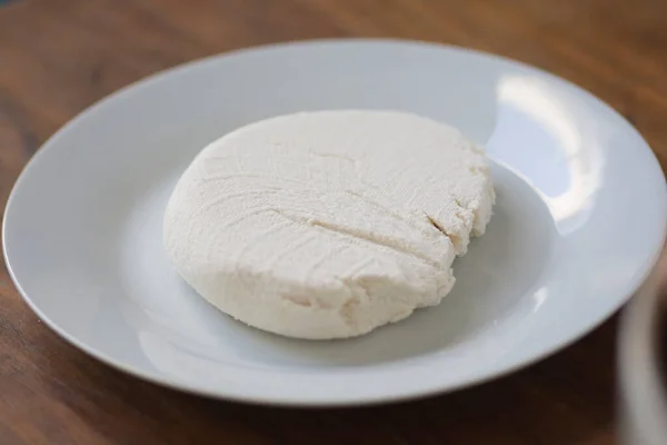 Paneer Fatto Casa Ricotta Indiana Fresca Piatto Bianco — Foto Stock