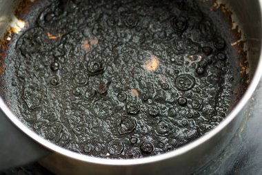 Siyah tabanlı boş tencere.