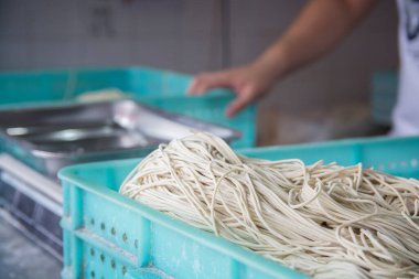 Taze Çin pilavı eriştesi satılmaya hazır renkli bir kutuda, Şangay, Çin.