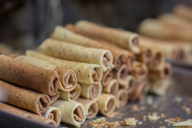 Bir tabak dolusu gevrek rulo krep.