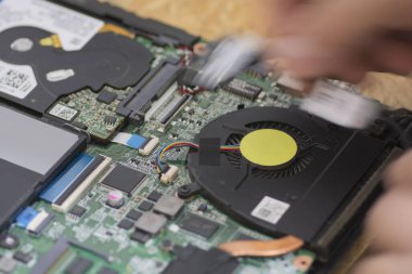 Bir dizüstü bilgisayarı tamir eden teknisyen.  