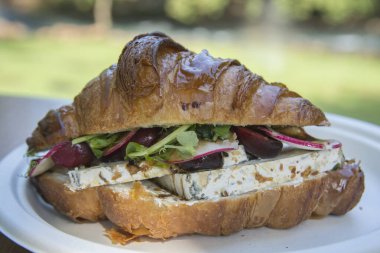 Krem peynirli kruvasan, vişneli turp ve balzamik sosuyla dolu Fransız tereyağı.