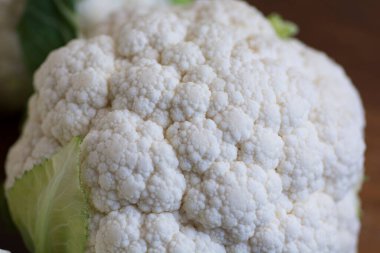 Geniş ve güzel bir karnabahar sebzesine (Brassica oleracea)