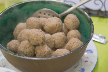 Hamursuz Bayramı 'nda geleneksel olarak yenen bir kase Matza köftesi ya da matza köftesi, Aşkenazi yahudi çorbası köftesi. 