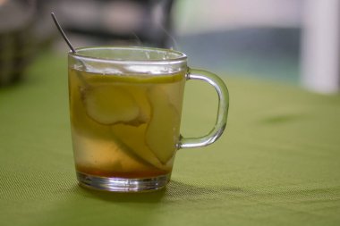 Ballı-limonlu-zencefilli çay fincanını kapat.