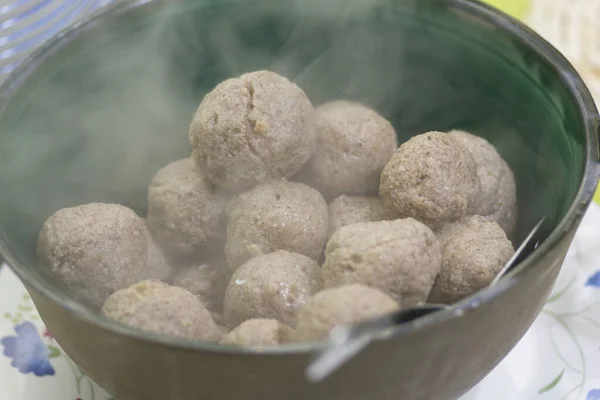 Eine Schüssel Matzah Bällchen Oder Matzo Bällchen Aschkenasische Jüdische Suppenknödel — Stockfoto