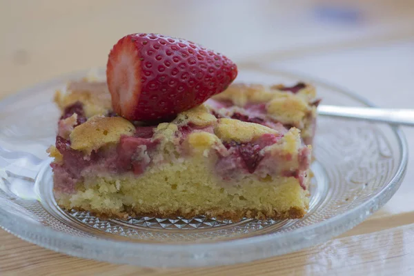 Una Rebanada Pastel Fresa Con Crema Servido Plato Fotos de stock libres de derechos