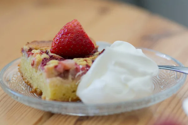 Una Rebanada Pastel Fresa Con Crema Servido Plato Imagen de archivo