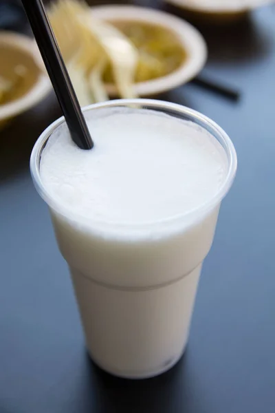 一杯Ayran 一种以酸奶为基础的冷饮 在西亚 南亚和东欧很受欢迎 主要成份是酸奶 水和盐 — 图库照片