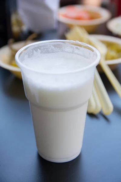 Egy Pohár Ayran Egy Hideg Sós Joghurt Alapú Ital Népszerű — Stock Fotó